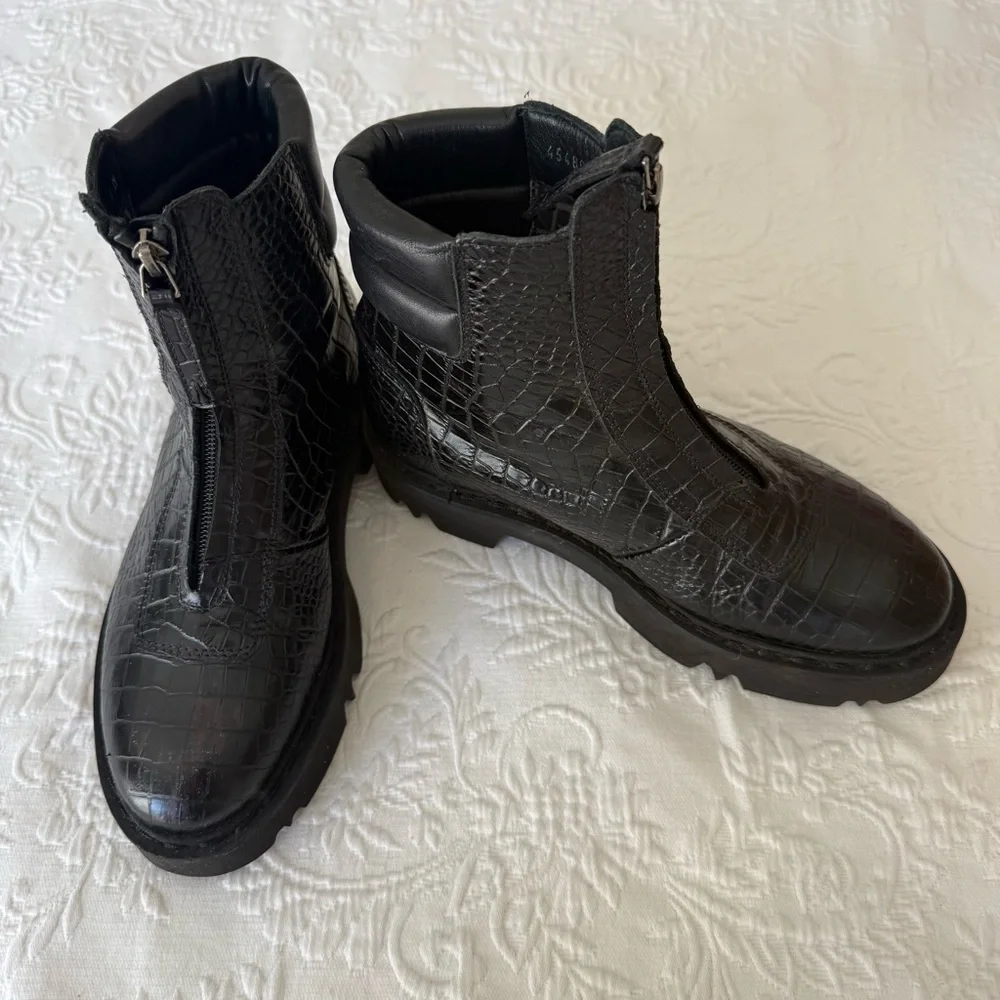 Aquatalia Harlo Black Crocodile Leather Black Boots. Size 7